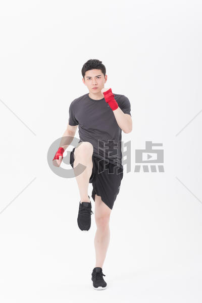 健身男性自由搏击抬腿踢腿图片素材免费下载