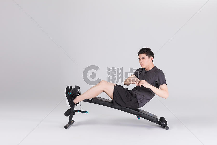 仰卧板上做仰卧起坐的健身男性摄影图6720*4480图片素材免费下载-编号782134-潮点视频