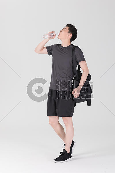 男性健身休息喝水图片素材免费下载