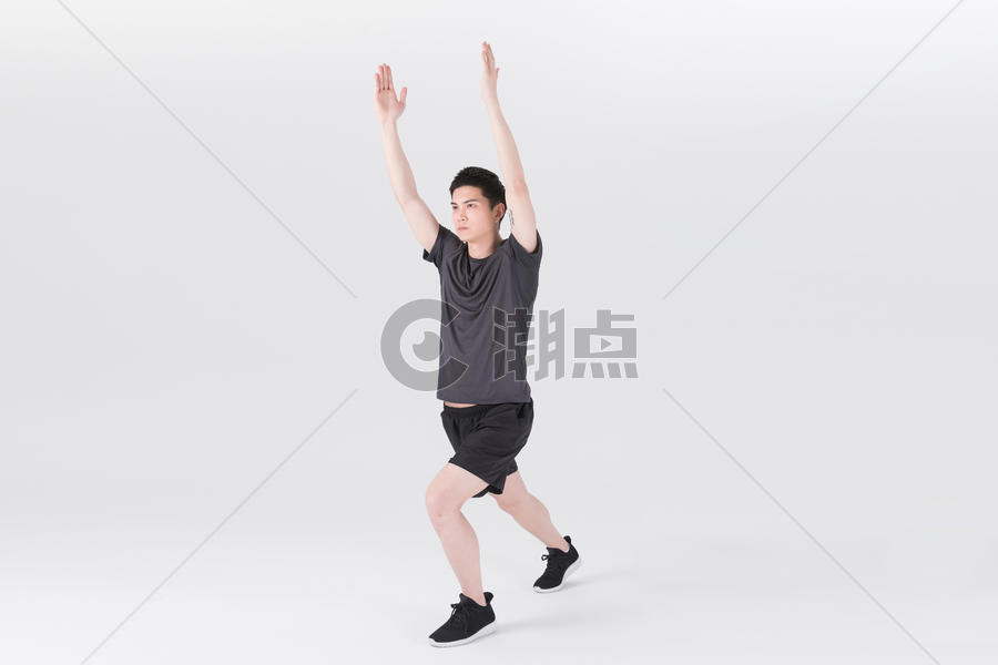 男性健身肢体拉伸热身动作图片素材免费下载