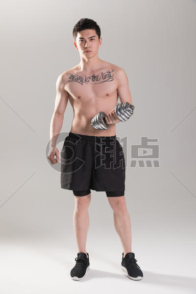 健身男性手举哑铃肌肉塑型图片素材免费下载