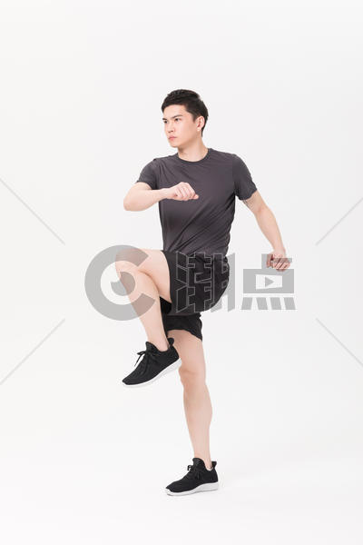 健身运动男性抬腿热身图片素材免费下载