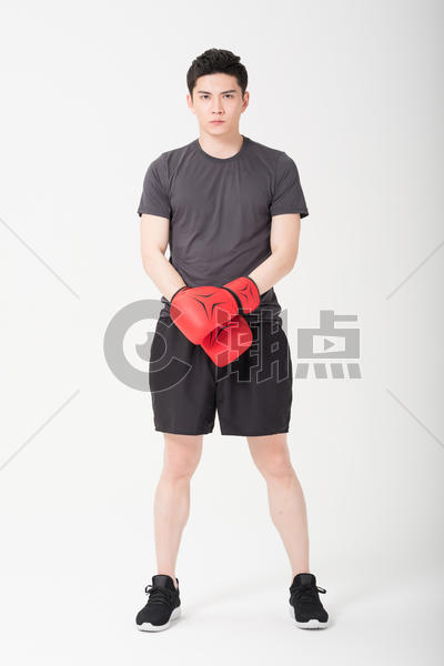 健身男性戴拳击手套形体展示图片素材免费下载