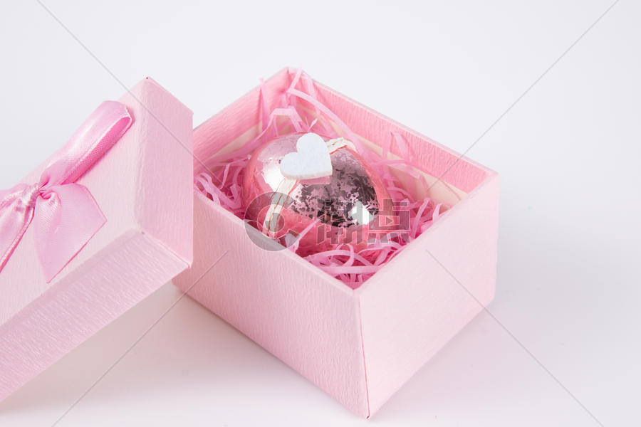 粉色礼物盒里的彩蛋图片素材免费下载