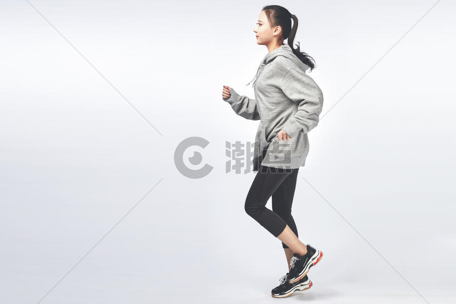 青年女性跑步动作图片素材免费下载