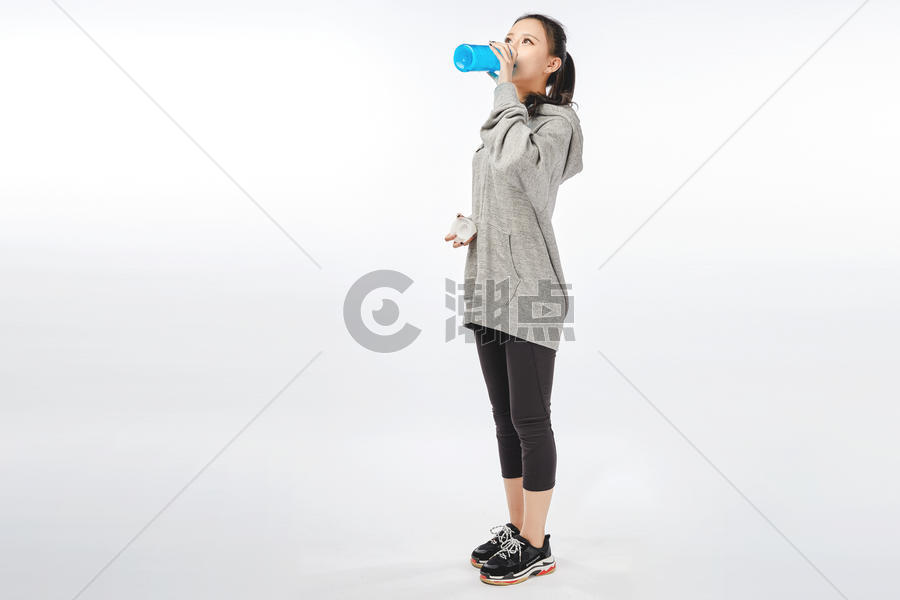 青年女性喝水补充体力动作图片素材免费下载