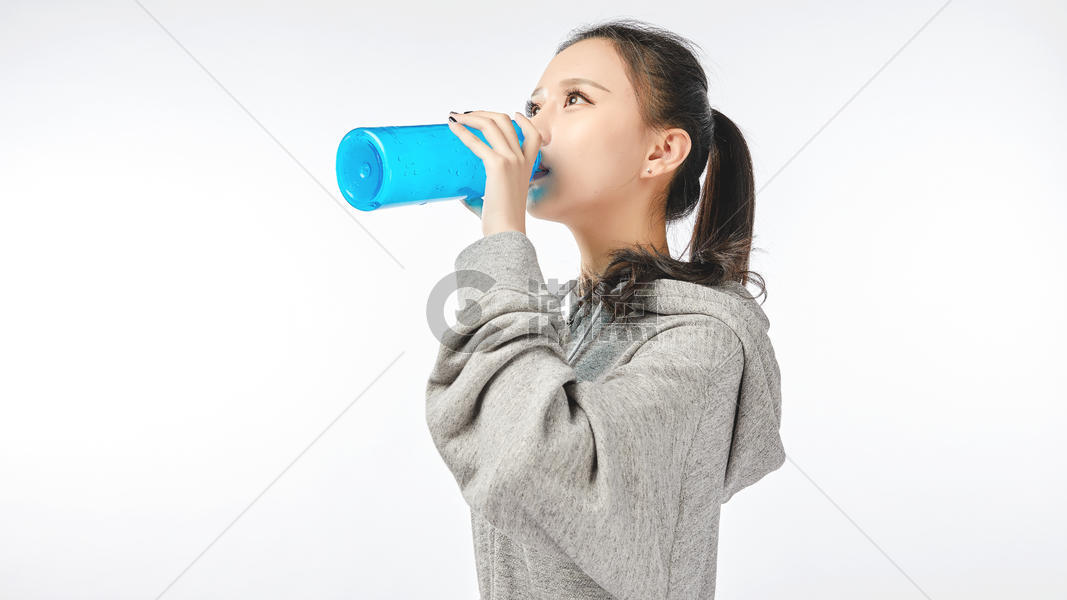 青年女性喝水补充体力动作图片素材免费下载