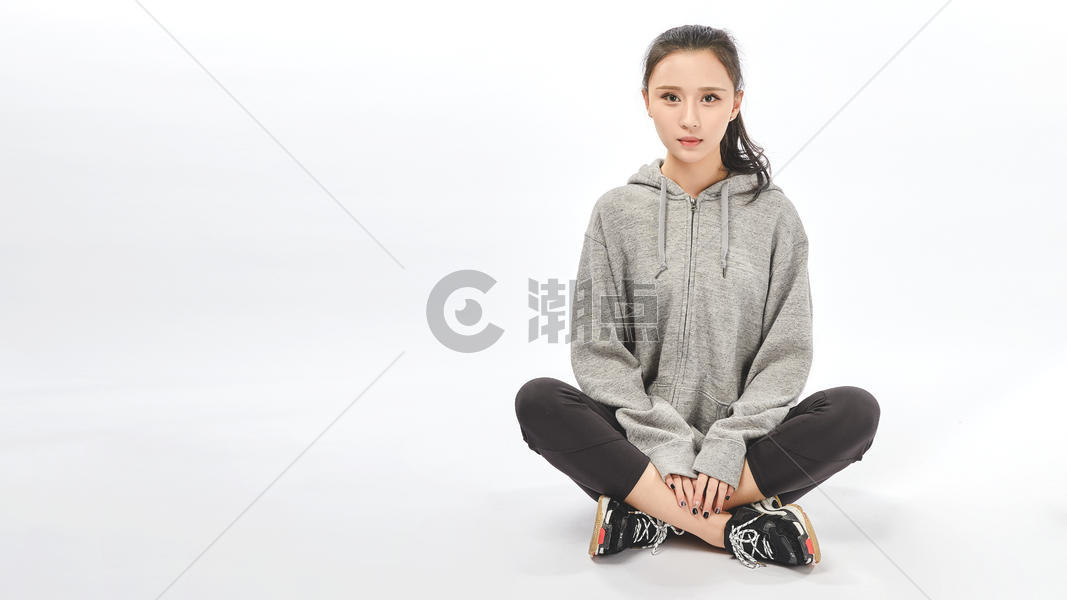 青年女性盘腿坐的动作图片素材免费下载