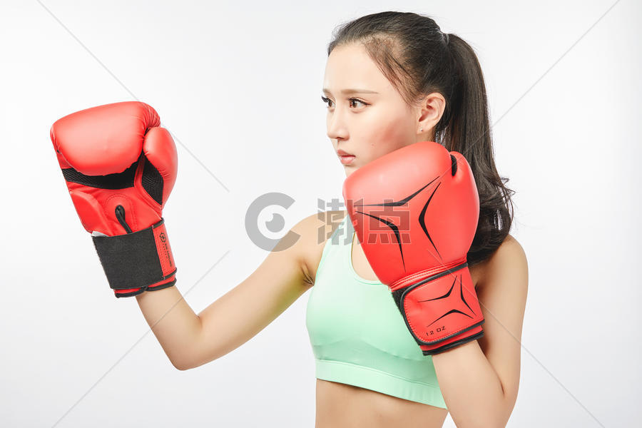 青年女性拳击力量动作图片素材免费下载