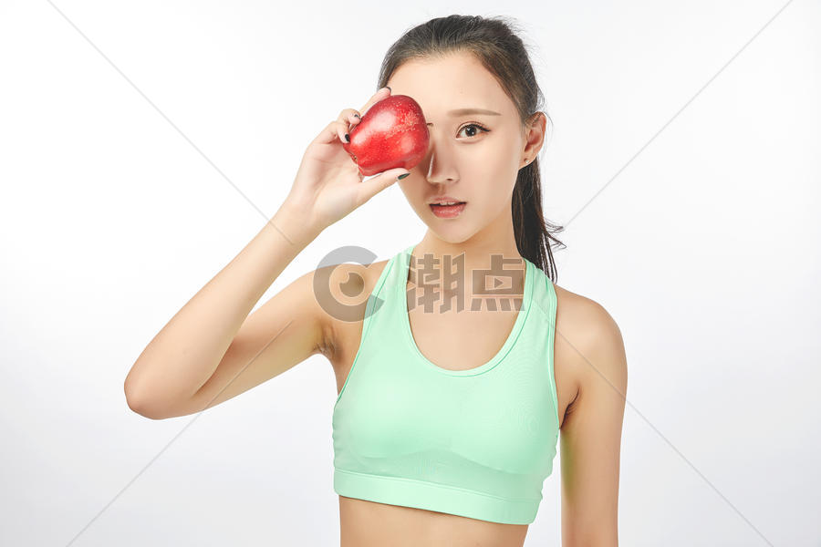 青年女性手持红苹果动作图片素材免费下载