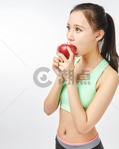 青年女性手持红苹果动作图片素材免费下载