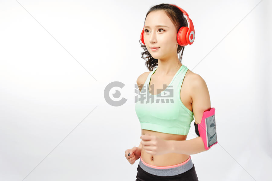 青年女性跑步使用电子产品图片素材免费下载