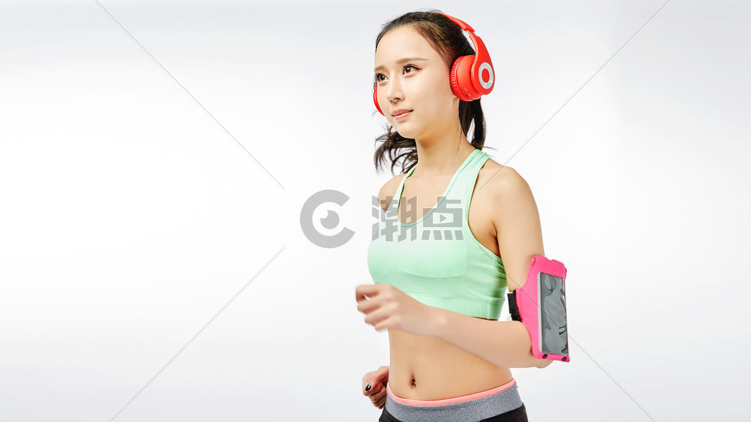 青年女性跑步使用电子产品图片素材免费下载