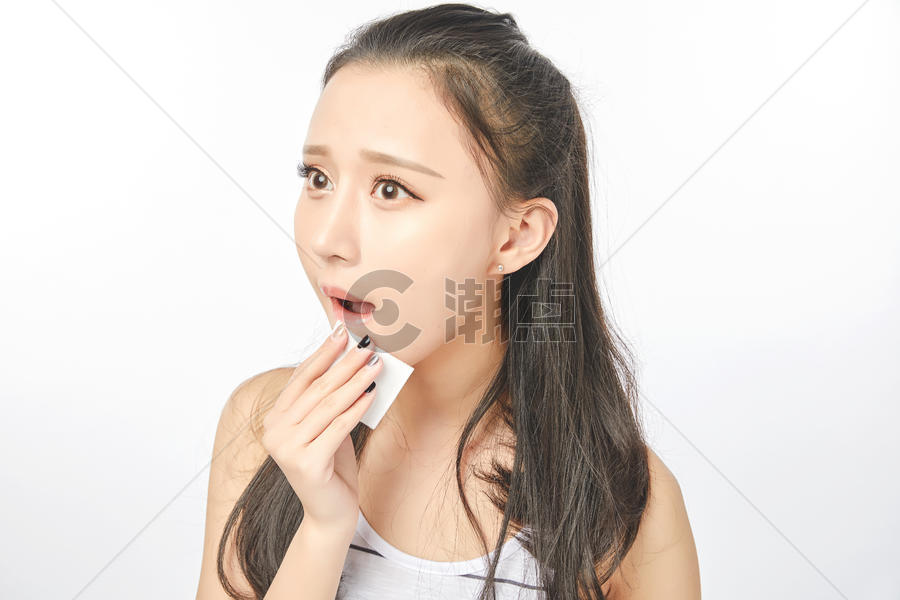 青年女性擦脸动作图片素材免费下载
