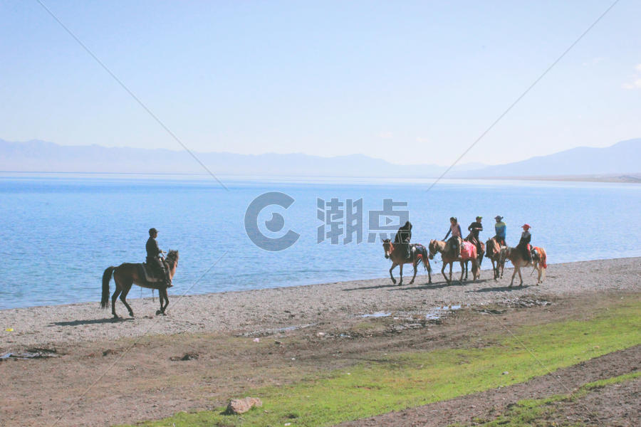 新疆赛里木湖湖边骑马的哈萨克族少年们图片素材免费下载