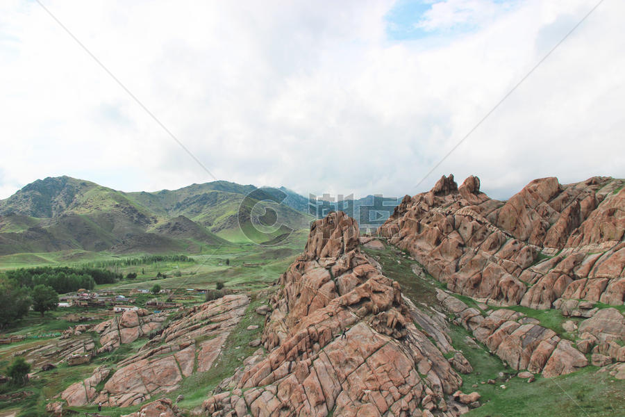 新疆阿勒泰地区的恐龙化石山图片素材免费下载