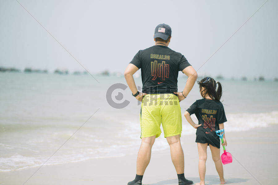 海滩父女游玩的幸福家庭图片素材免费下载