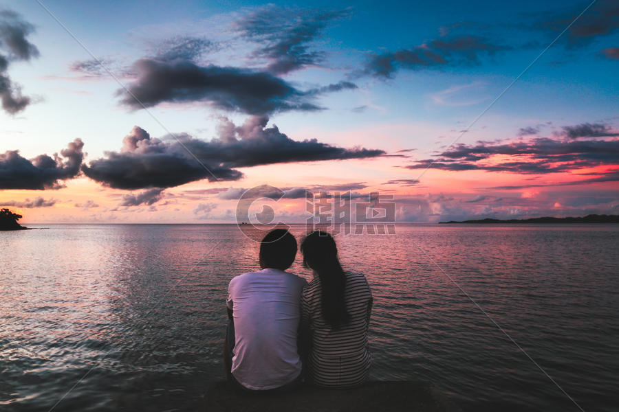 海边度假的情侣图片素材免费下载