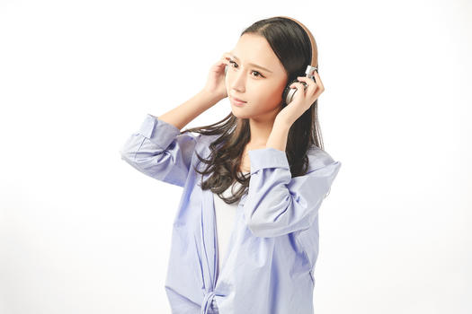 年轻女孩戴着耳机享受音乐图片素材免费下载