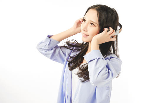年轻女孩戴着耳机享受音乐图片素材免费下载
