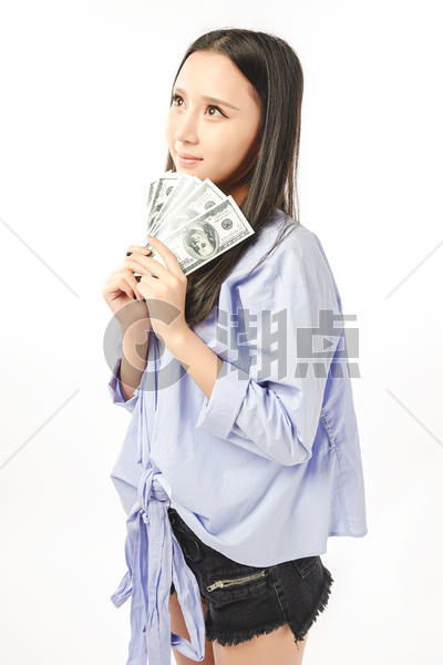 年轻女孩拿着钱期盼的表情图片素材免费下载