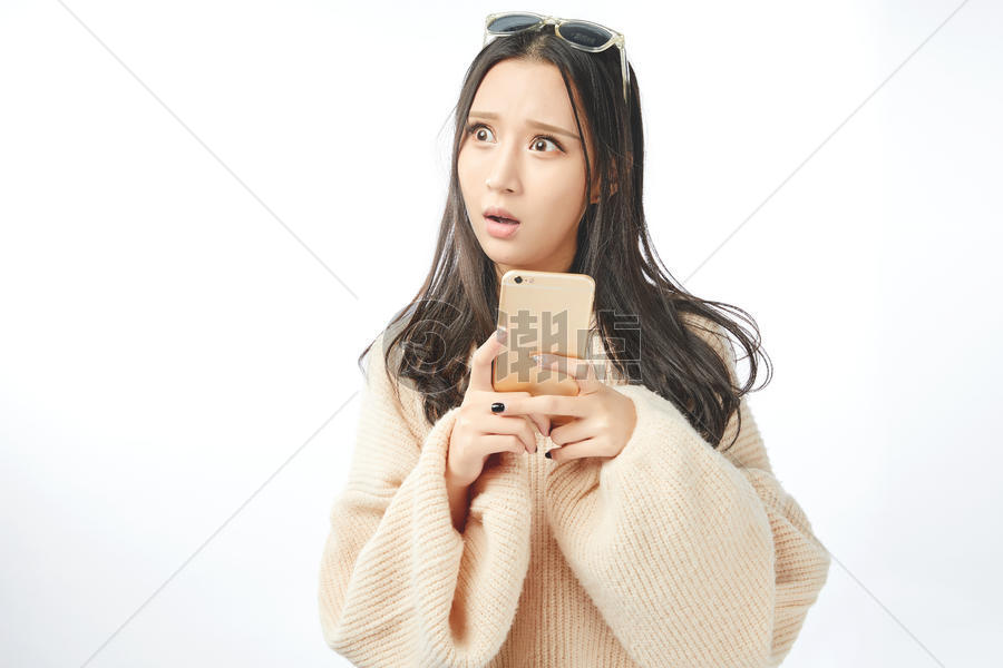 年轻女孩使用手机生气表情图片素材免费下载