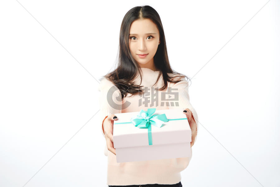 年轻女孩收到礼物表情动作图片素材免费下载