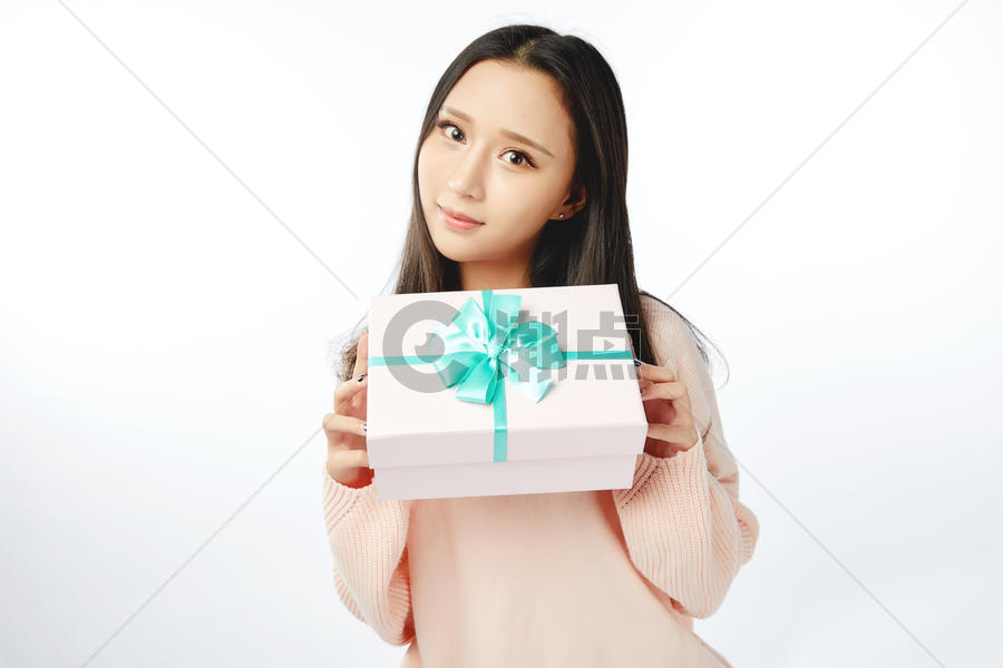 年轻女孩收到礼物表情动作图片素材免费下载