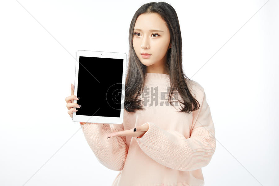 年轻女孩平板电脑展示动作图片素材免费下载
