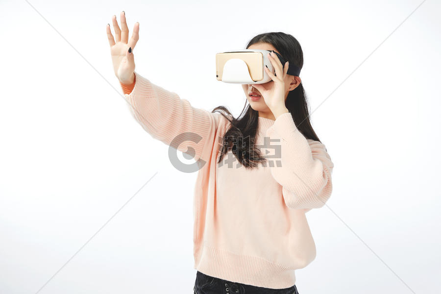 年轻女孩使用虚拟现实动作图片素材免费下载