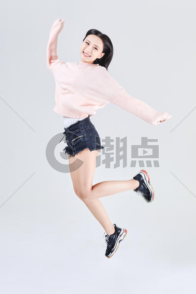 青年女性活力跳跃动作图片素材免费下载