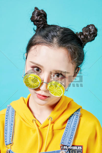 青年时尚女性戴着古怪的眼镜图片素材免费下载