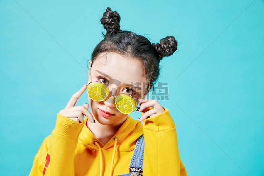 青年时尚女性戴着古怪的眼镜图片素材免费下载