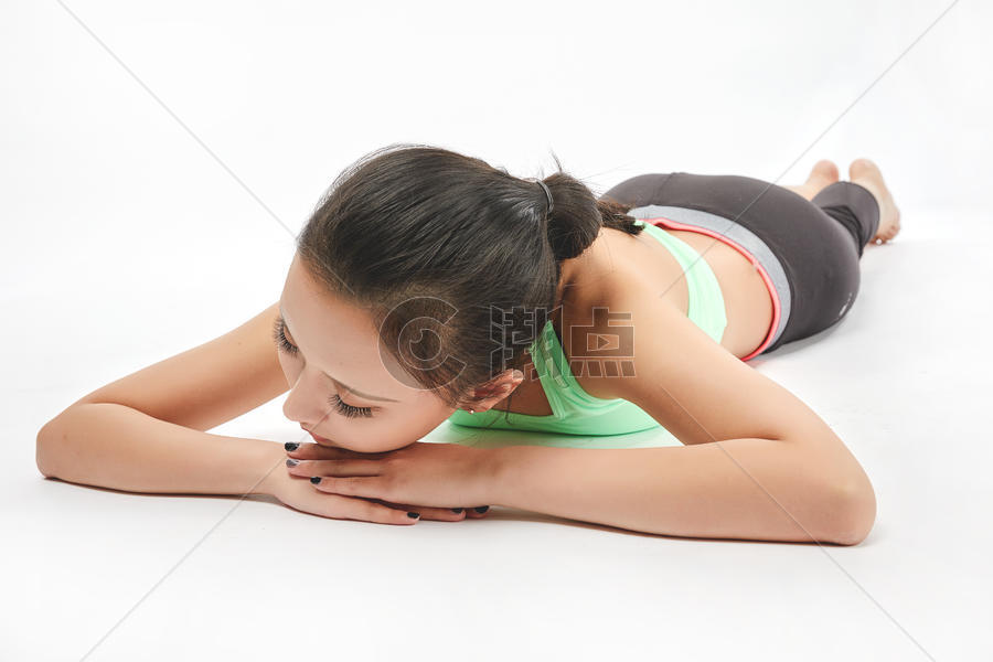 青年女性趴着休息图片素材免费下载