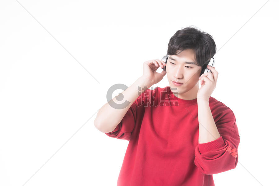 男性带耳机听音乐图片素材免费下载