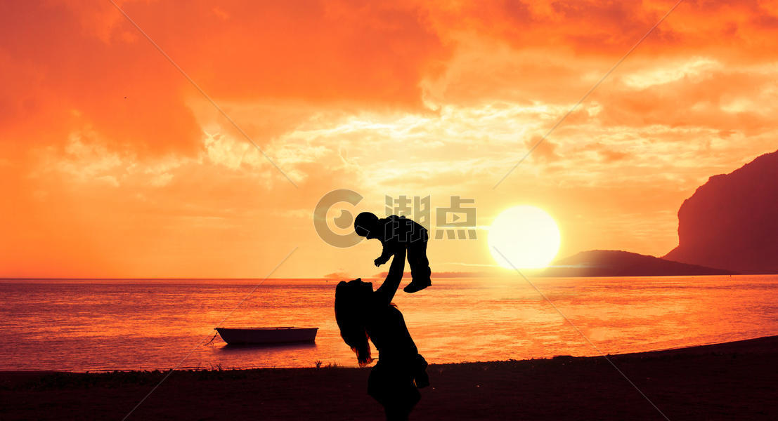 夕阳下的母亲和儿子图片素材免费下载