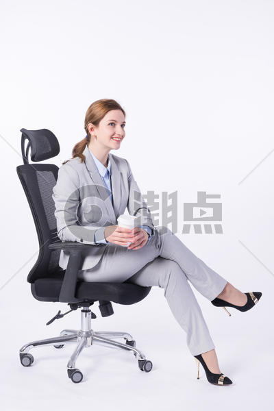 坐着喝咖啡的外国商务女性图片素材免费下载