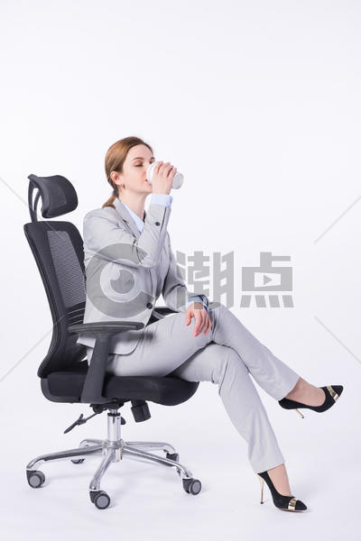 坐着喝咖啡的外国商务女性图片素材免费下载