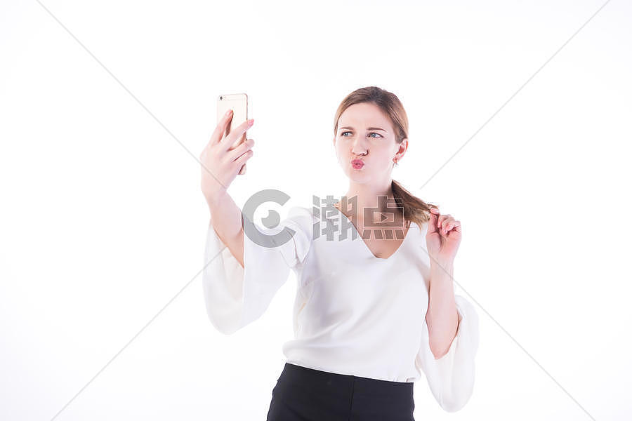 外国女性白领用手机自拍图片素材免费下载