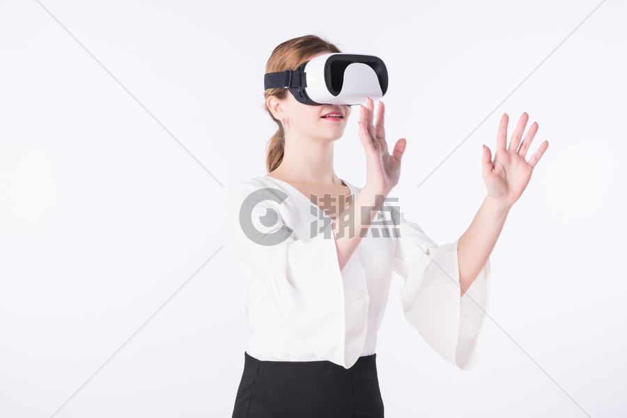 外国女性白领头戴VR眼镜图片素材免费下载