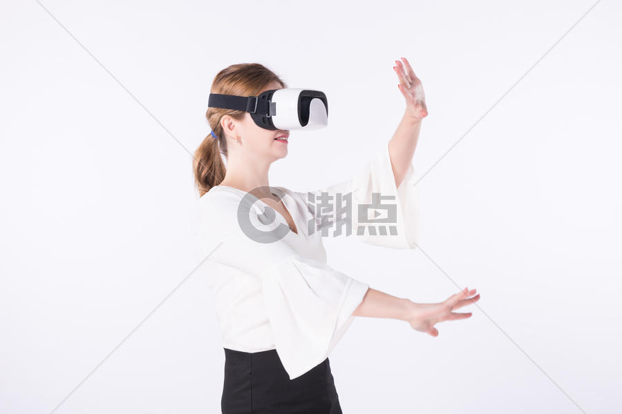 外国女性白领头戴VR眼镜图片素材免费下载