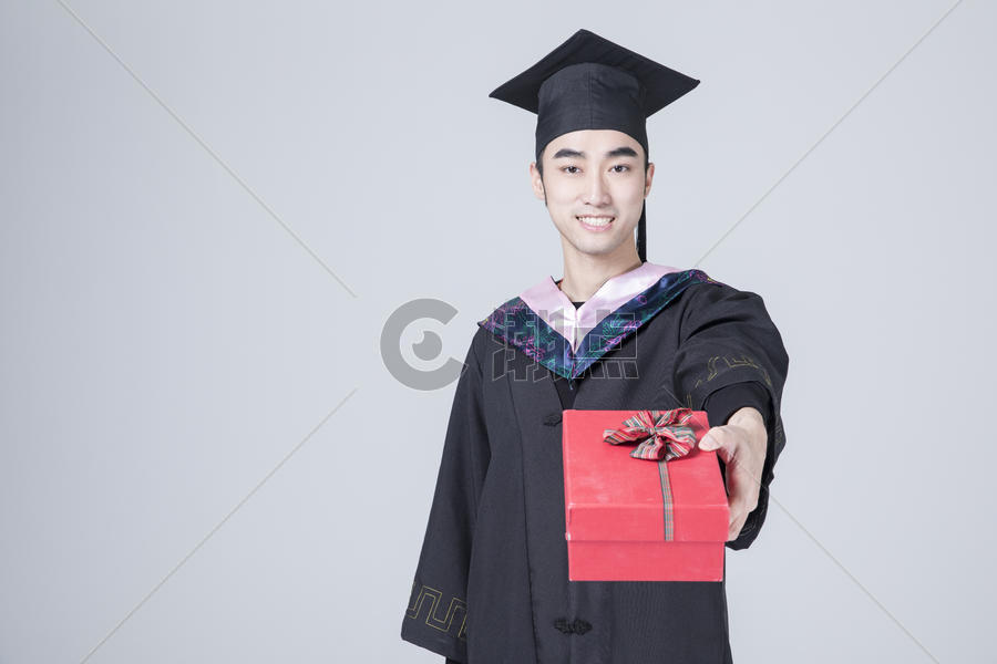 拿着礼物盒子的毕业男士图片素材免费下载
