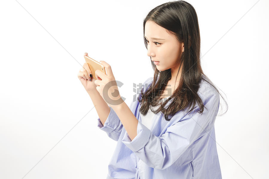 年轻女孩玩手机动作表情图片素材免费下载