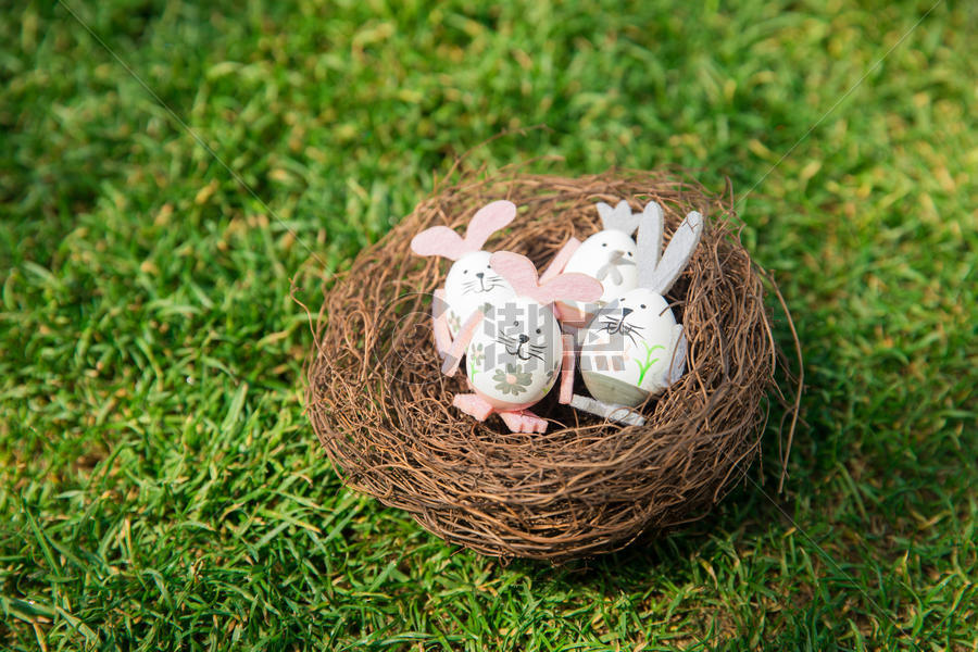 草地上的复活节彩蛋图片素材免费下载