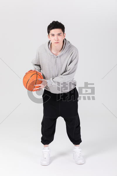 拿着篮球打篮球的年轻男生图片素材免费下载