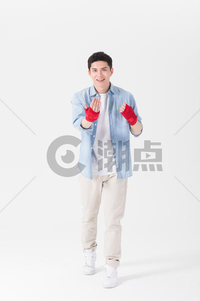 手戴拳击手套的年轻男性图片素材免费下载