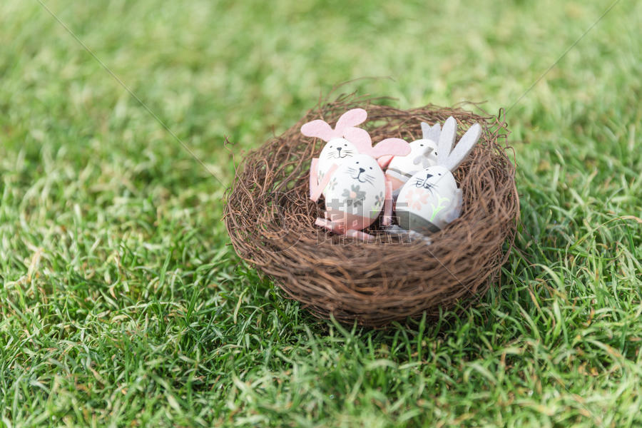 阳光下草地上的复活节彩蛋图片素材免费下载