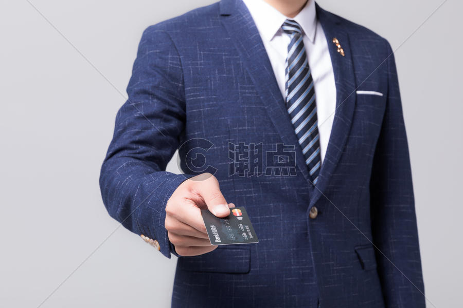商务男性手拿信用卡图片素材免费下载