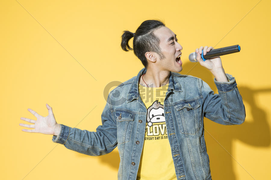 唱歌的青年男性图片素材免费下载