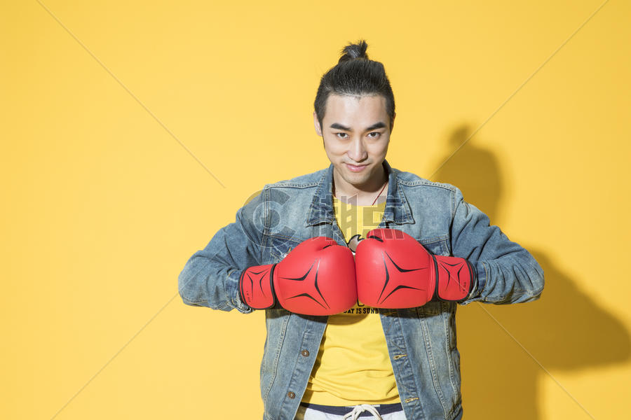拿着拳击手套的青年男性图片素材免费下载